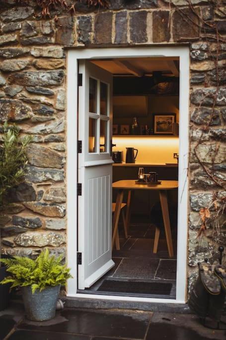 River Cottage, A Luxurious And Cosy Riverside Cottage For Two 威尔斯浦 外观 照片
